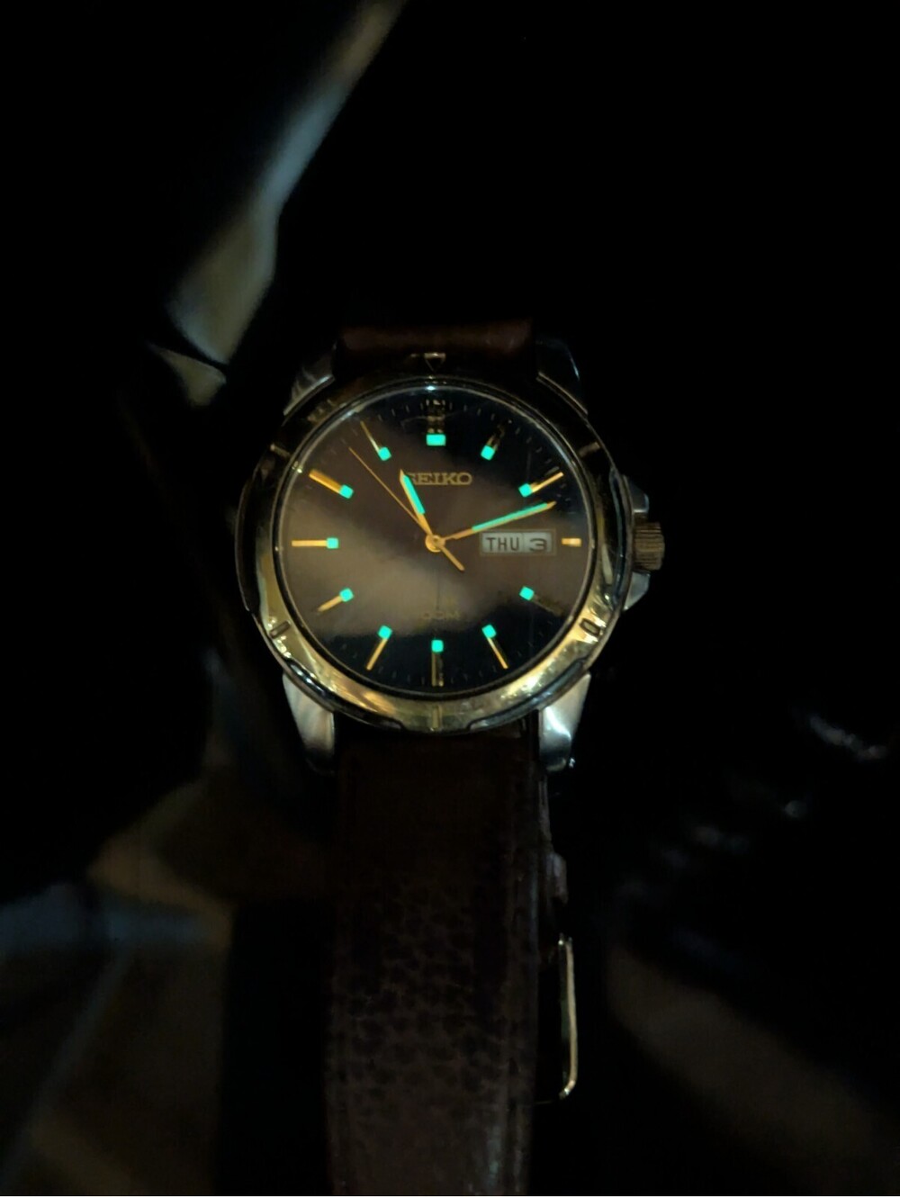 Seiko Solar 100M Men’s Wrist Watch 38MM Day/Date Blue Dial V158-0AD0 Glows Works - Picture 13 of 13
